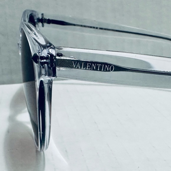 VALENTINO ROCKSTUD DETAIL SUNGLASSES WITH CASE - Picture 5 of 9